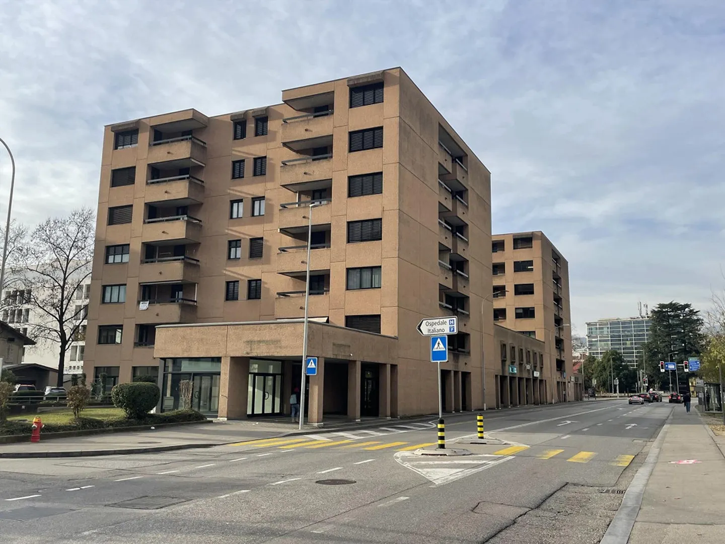 SPACIOUS COMMERCIAL SPACE WITH WINDOWS IN A HIGH-TRAFFIC AREA - Photo 11 of 13