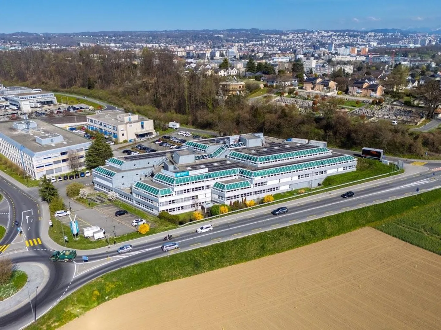 Bürofläche in einer grünen Umgebung in der Nähe von Annehmlichkeiten - Foto 1 von 10