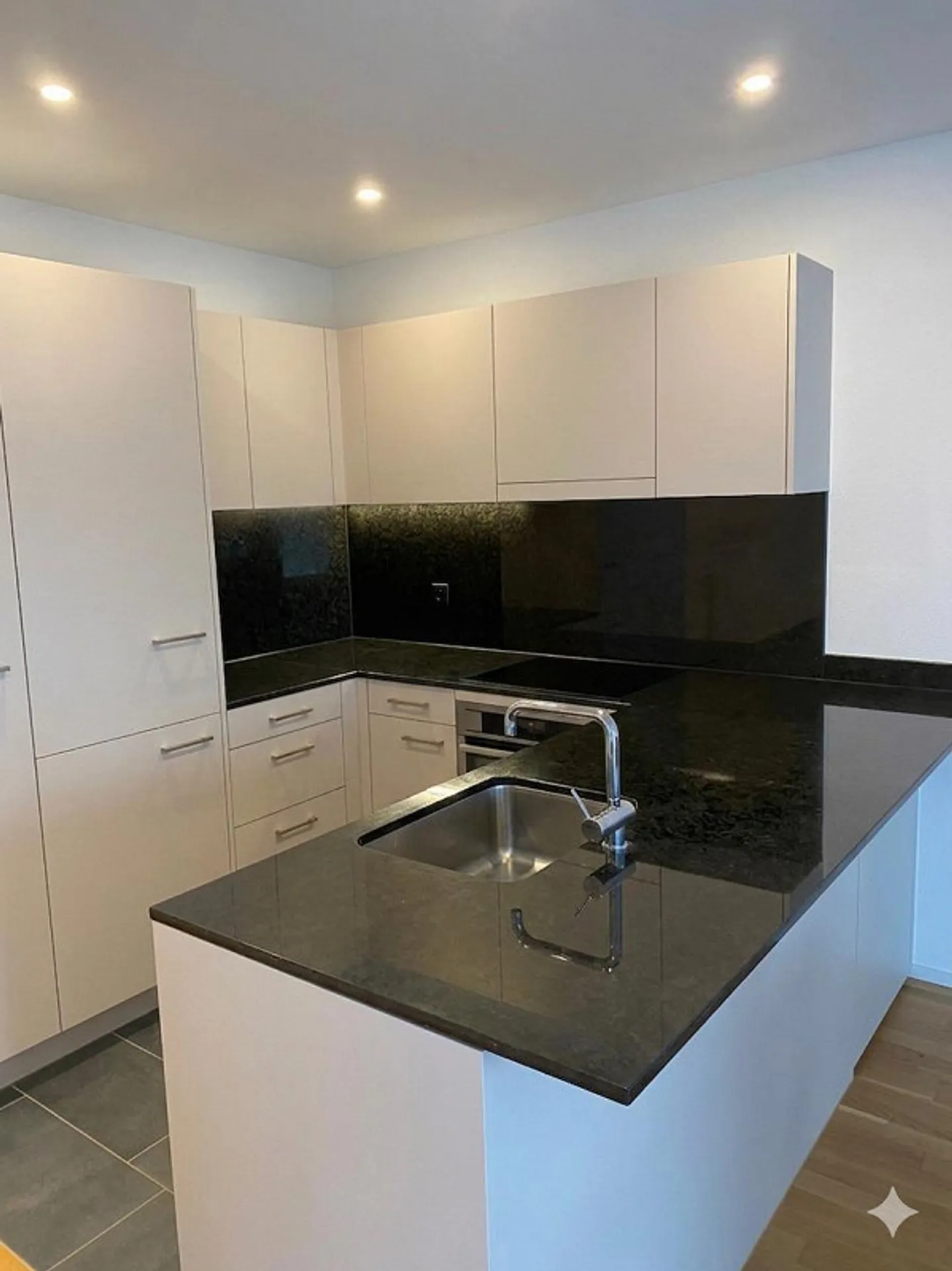 Charming 3.5-room apartment with spacious balcony - Photo 1 of 9