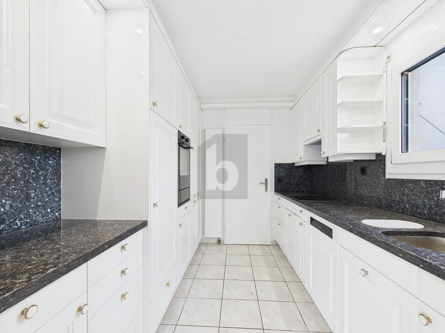 RISTRUTTURATO, BASSA MANUTENZIONE CON VISTA MAGNIFICA - Foto 3 di 6