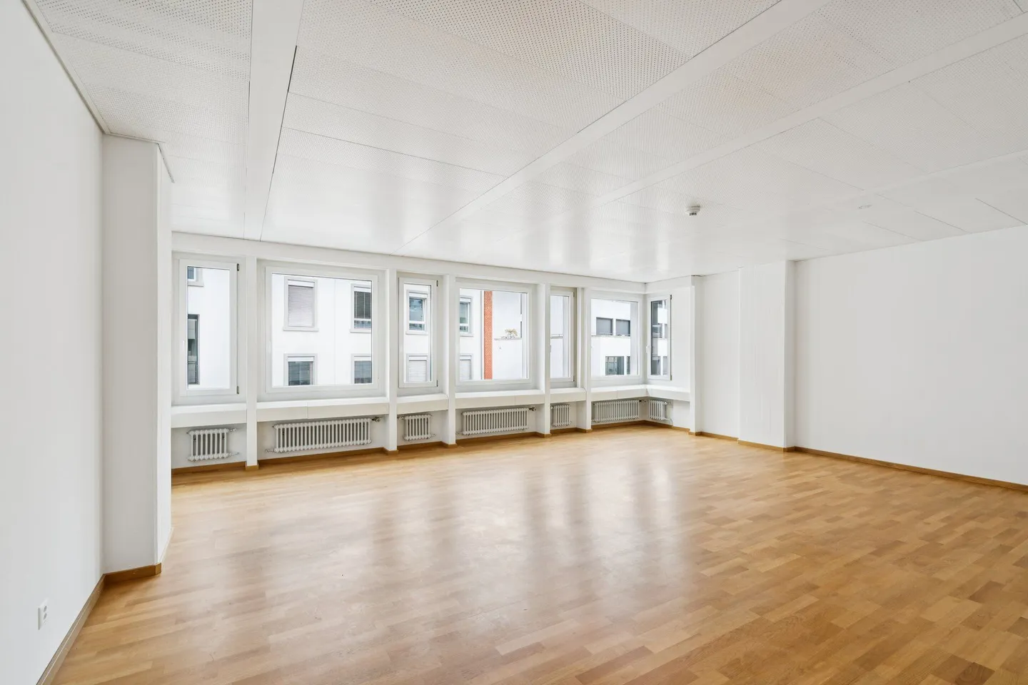 Spacious and bright office space on the 4th floor - Photo 2 of 10