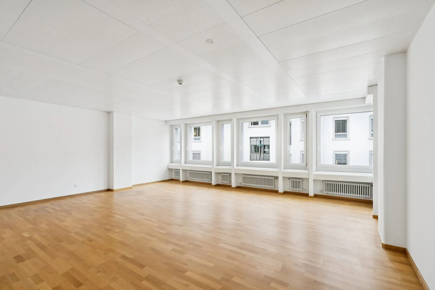 Spacious and bright office space on the 4th floor - Photo 4 of 10