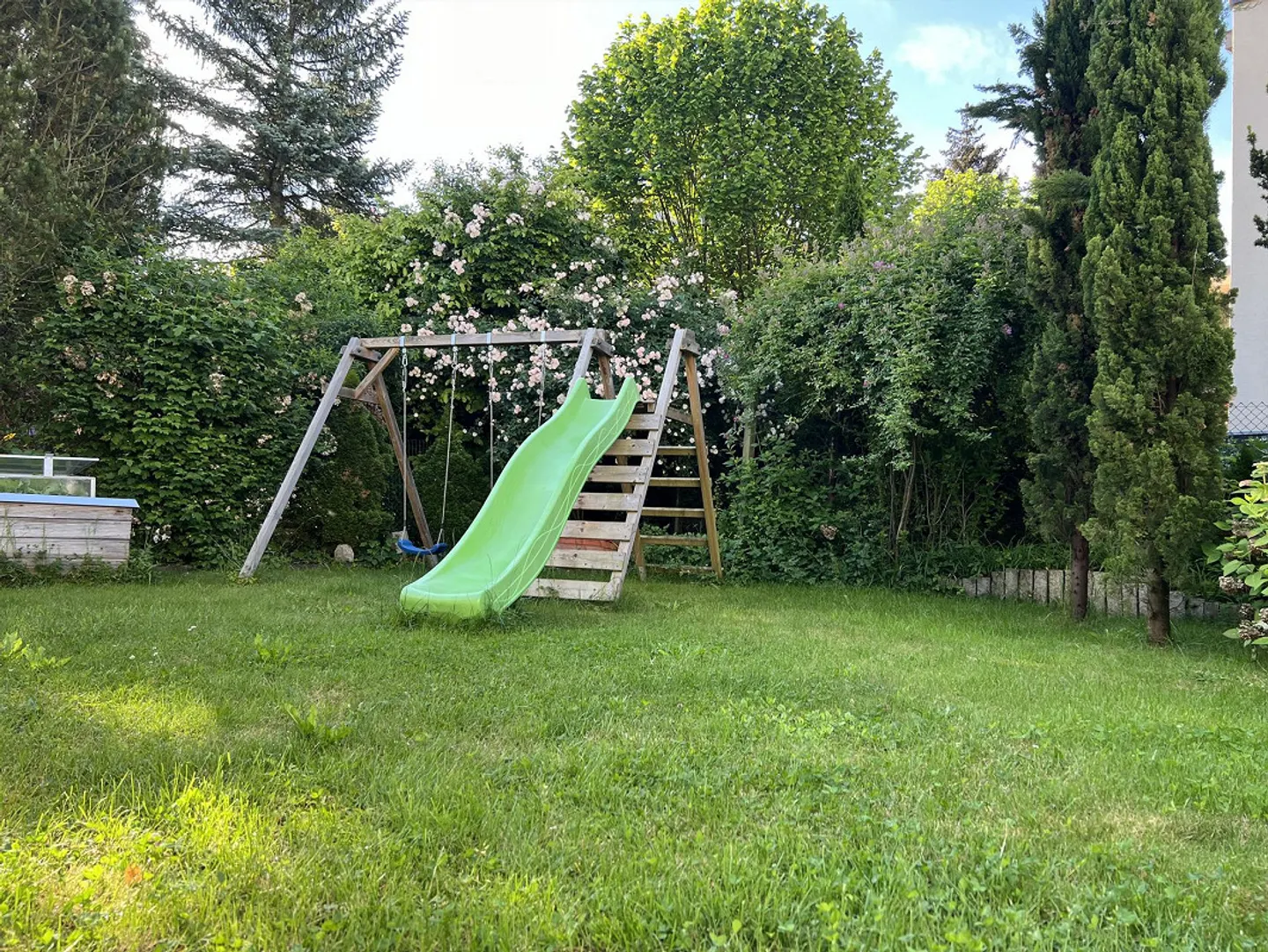 Maison moderne, équipements de qualité, grand jardin et de nombreux extras - Photo 1 sur 8