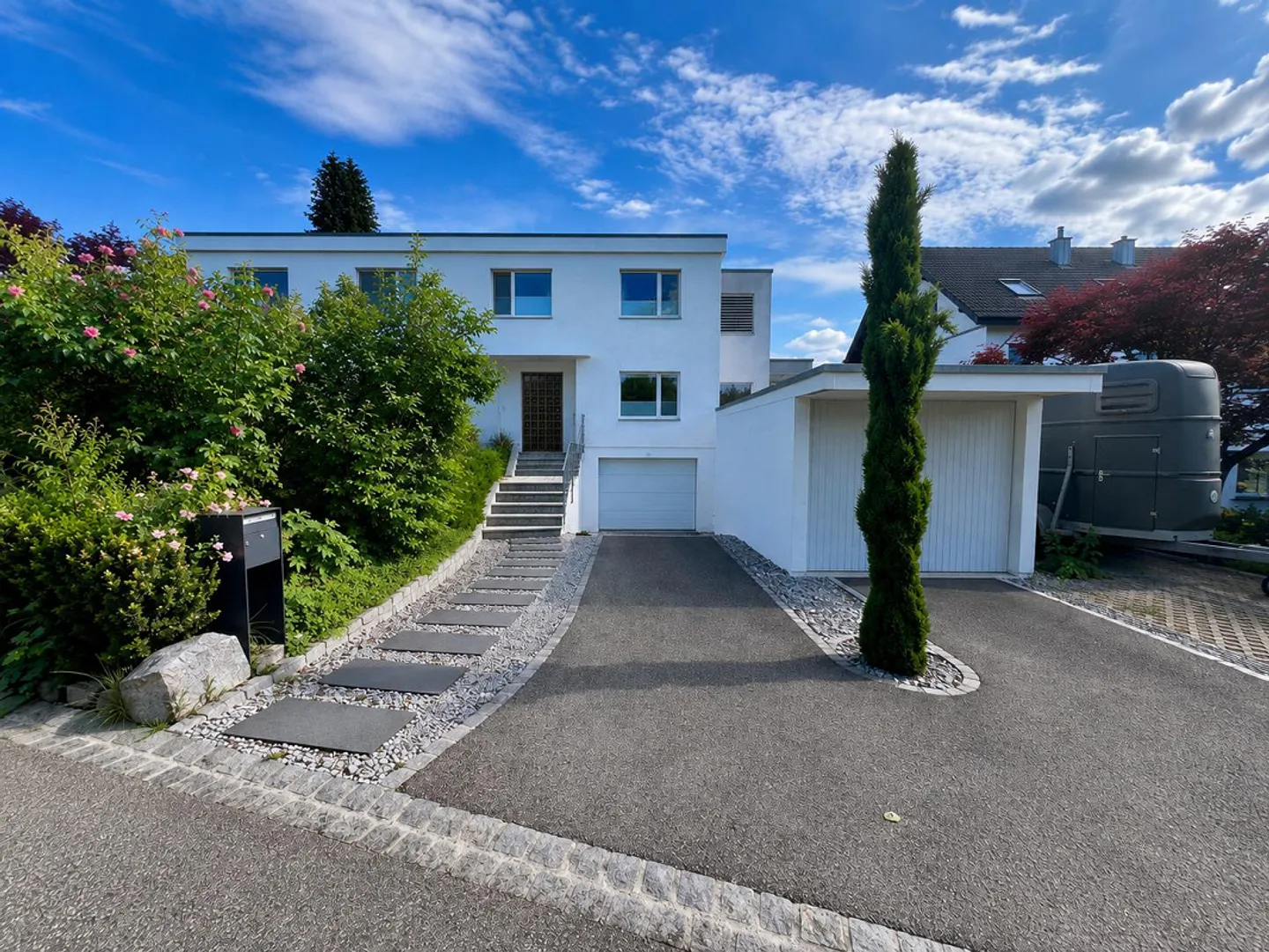 Maison moderne, équipements de qualité, grand jardin et de nombreux extras - Photo 2 sur 8
