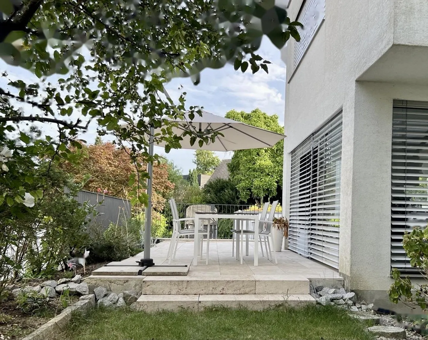 Maison moderne, équipements de qualité, grand jardin et de nombreux extras - Photo 3 sur 8