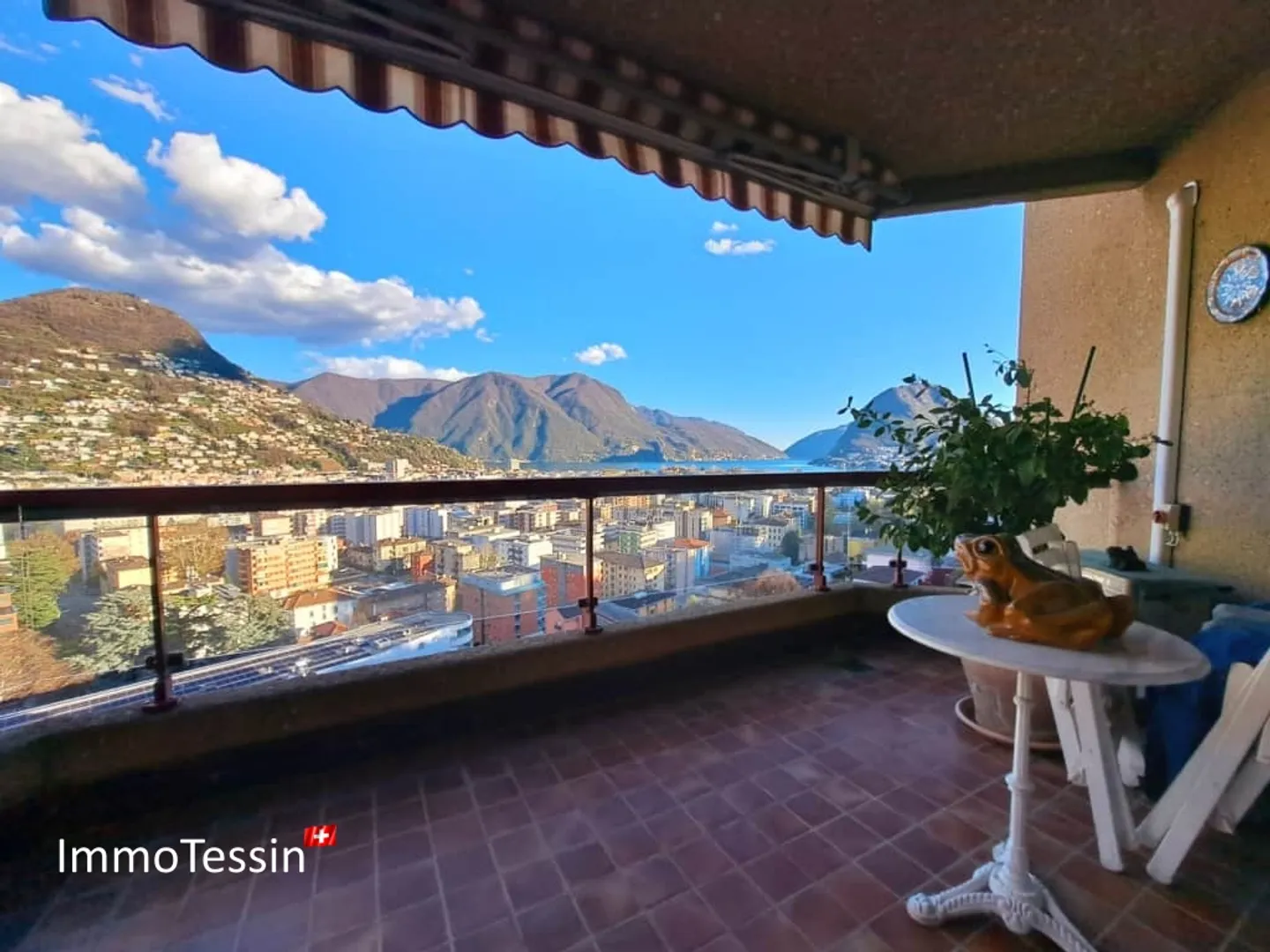 GELEGENHEIT: Luxuswohnung an top Lage mit Pool & Seesicht über Lugano auf den Lago Lugano - Photo 2 of 13