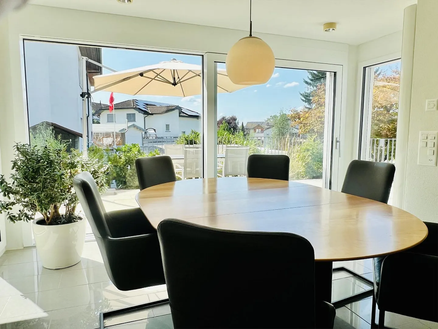 Maison moderne, équipements de qualité, grand jardin et de nombreux extras - Photo 5 sur 8