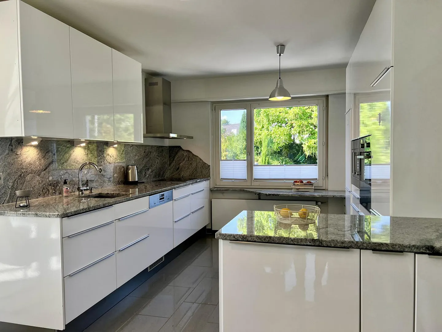 Maison moderne, équipements de qualité, grand jardin et de nombreux extras - Photo 6 sur 8