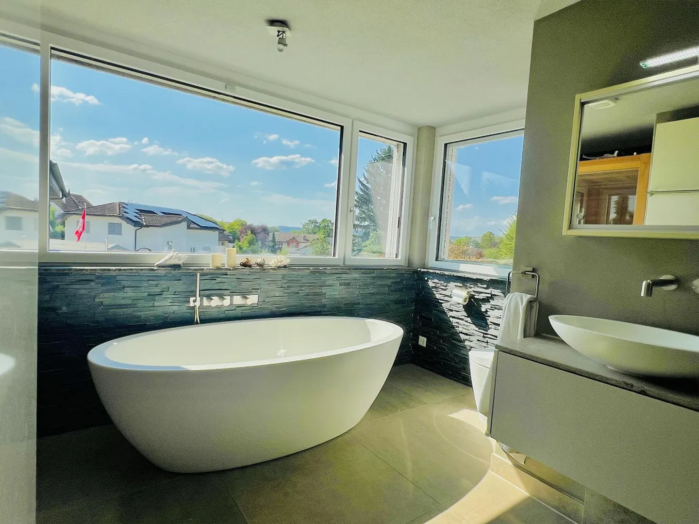 Maison moderne, équipements de qualité, grand jardin et de nombreux extras - Photo 7 sur 8