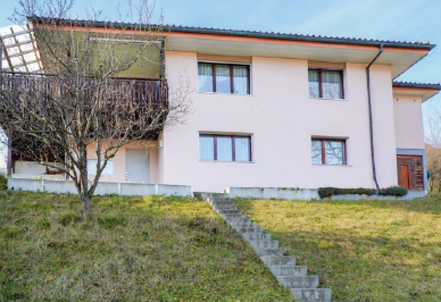 Casa unifamiliare indipendente di 5 stanze con garage, cortile, balcone, giardino e bella vista - Foto 1 di 13