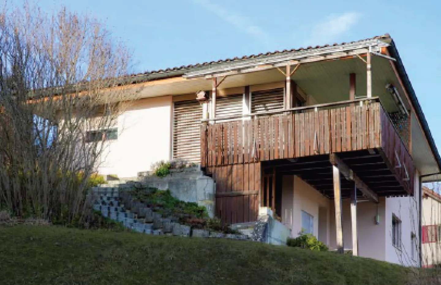 Casa unifamiliare indipendente di 5 stanze con garage, cortile, balcone, giardino e bella vista - Foto 2 di 13