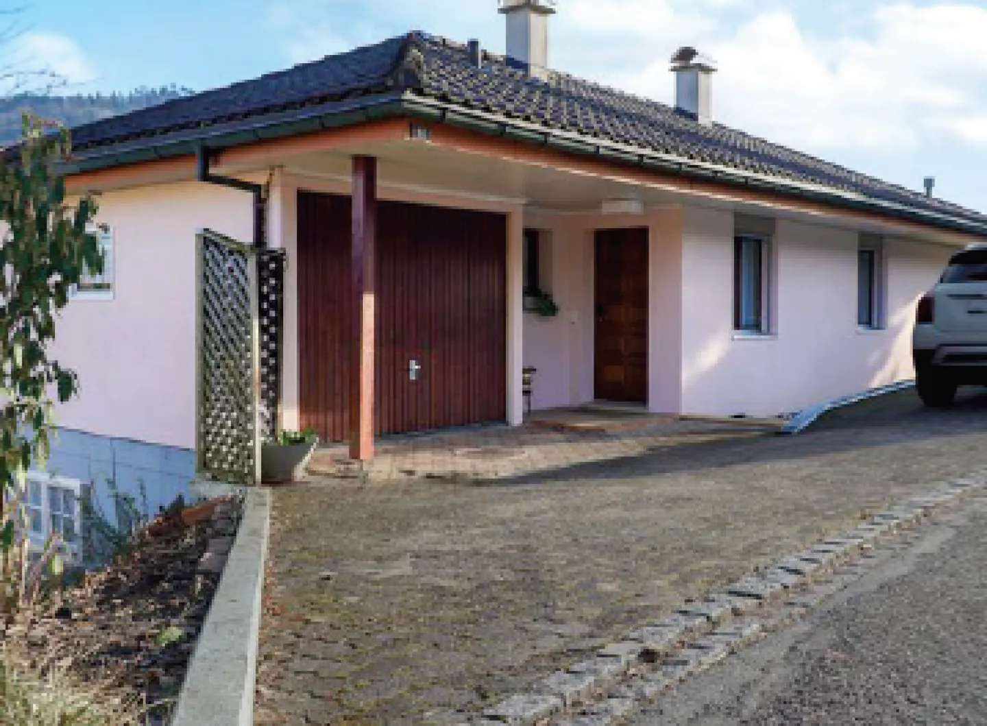 Casa unifamiliare indipendente di 5 stanze con garage, cortile, balcone, giardino e bella vista - Foto 3 di 13