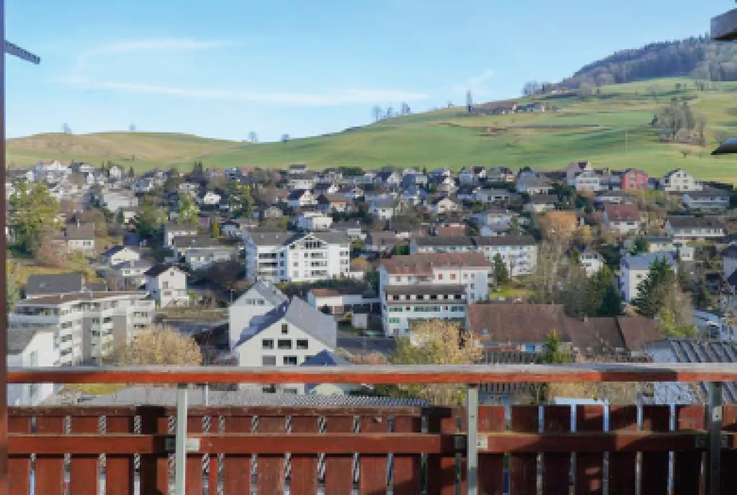 Casa unifamiliare indipendente di 5 stanze con garage, cortile, balcone, giardino e bella vista - Foto 4 di 13