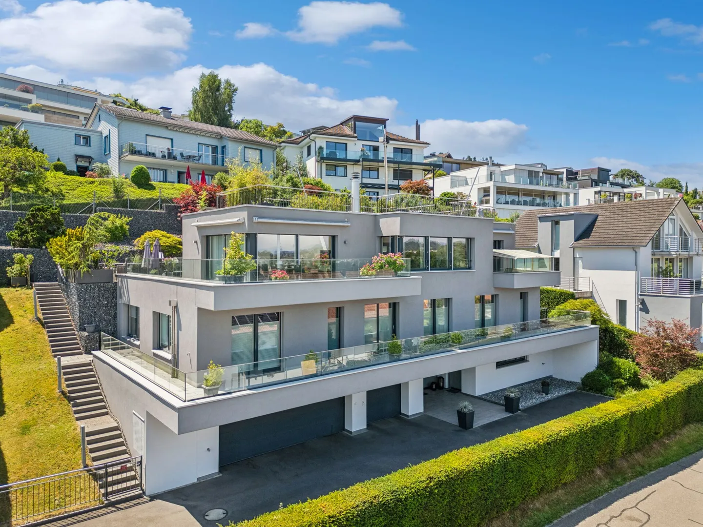 Villa familiare esclusiva con appartamento separato e vista lago - Foto 1 di 35