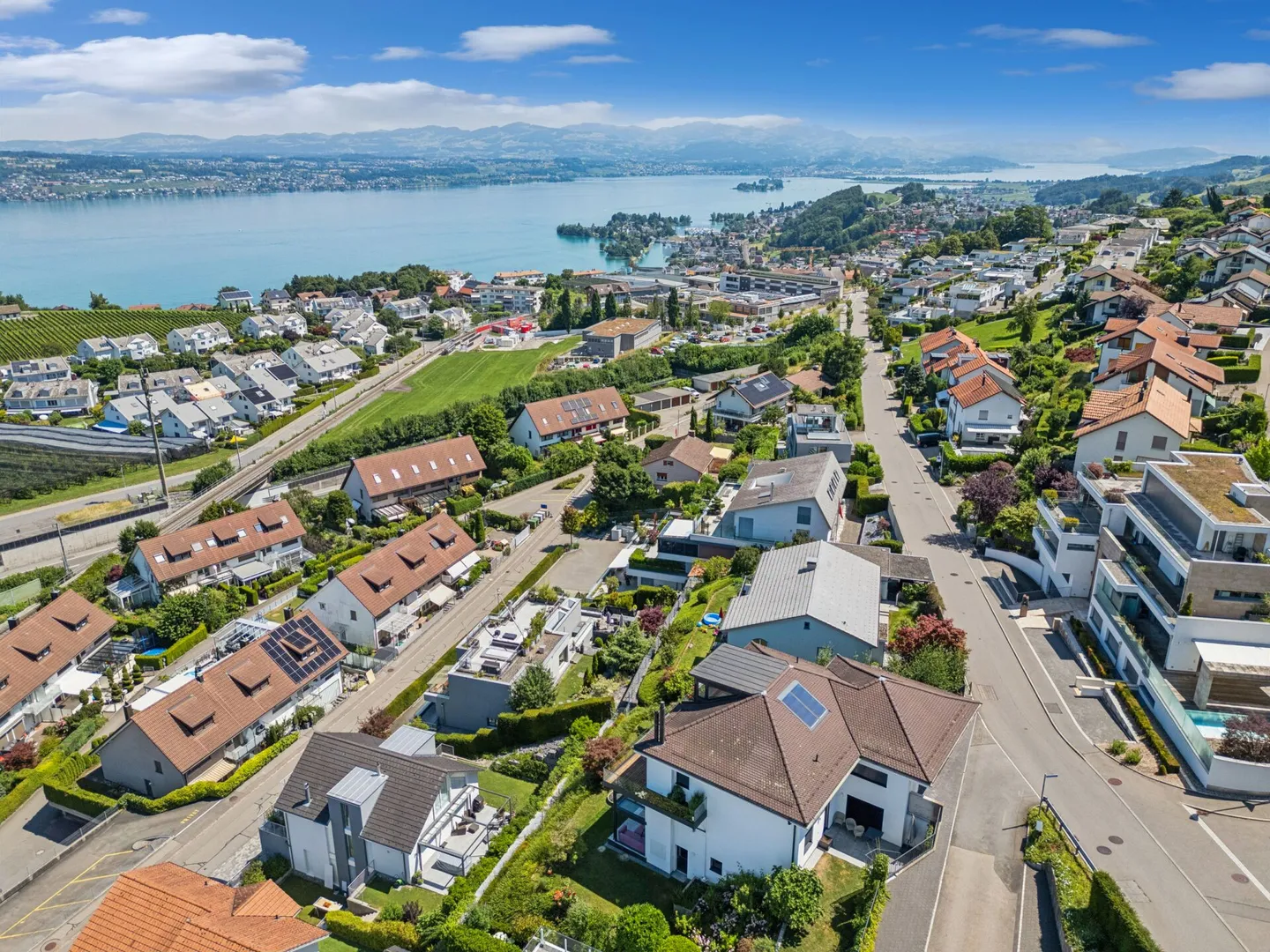Villa familiare esclusiva con appartamento separato e vista lago - Foto 2 di 35