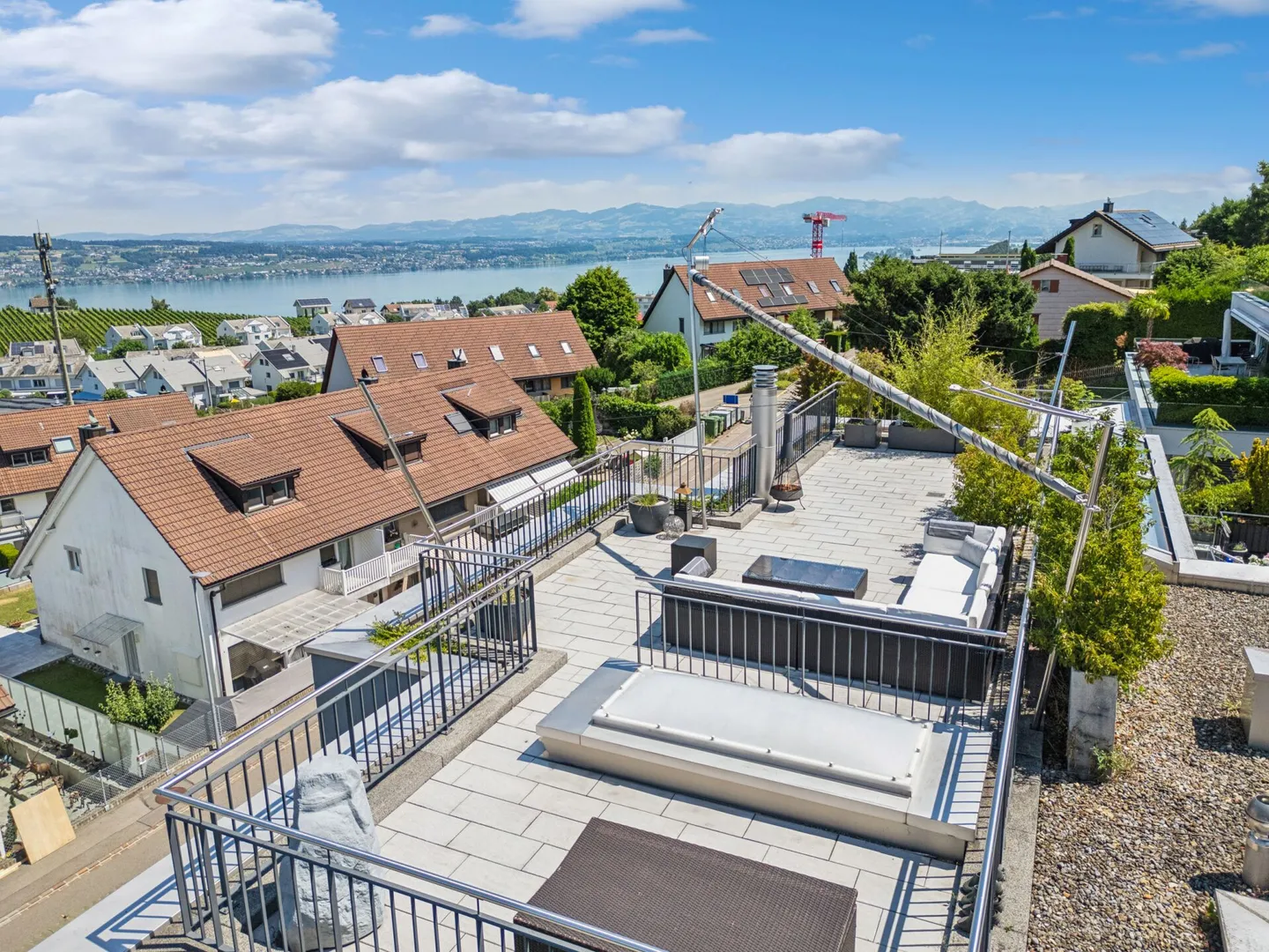 Villa familiare esclusiva con appartamento separato e vista lago - Foto 5 di 35