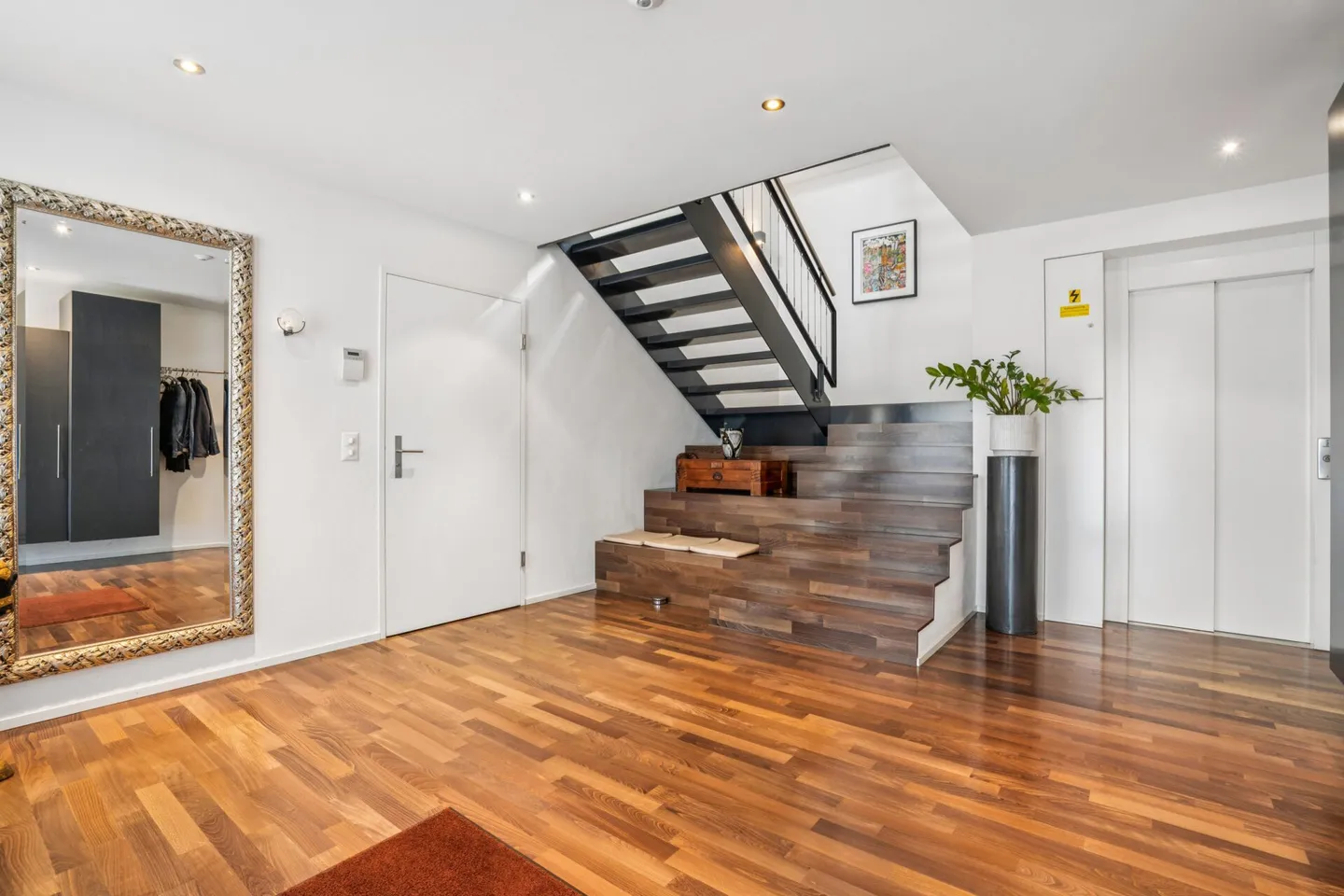 Villa familiare esclusiva con appartamento separato e vista lago - Foto 6 di 35