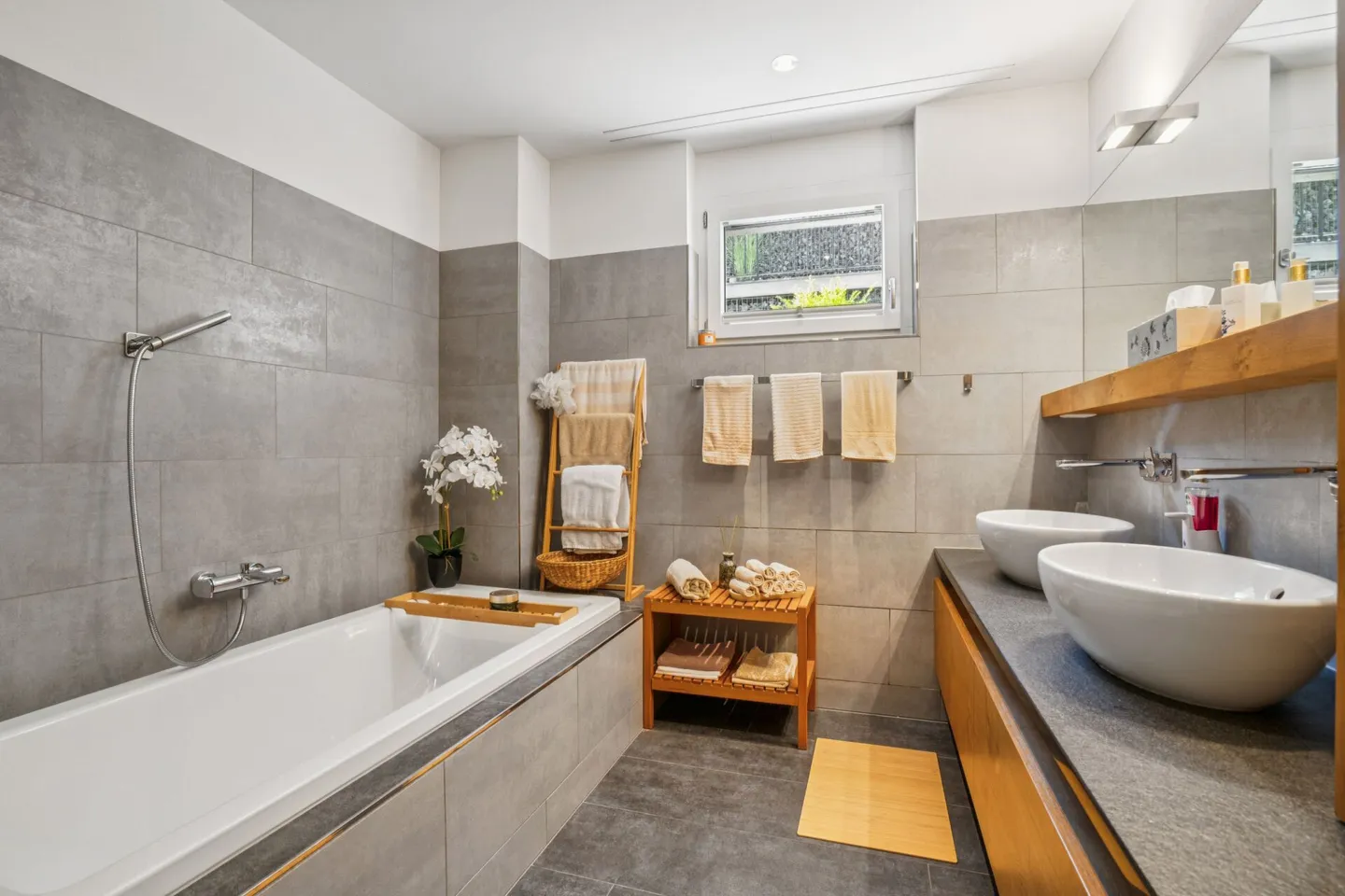 Villa familiare esclusiva con appartamento separato e vista lago - Foto 11 di 35