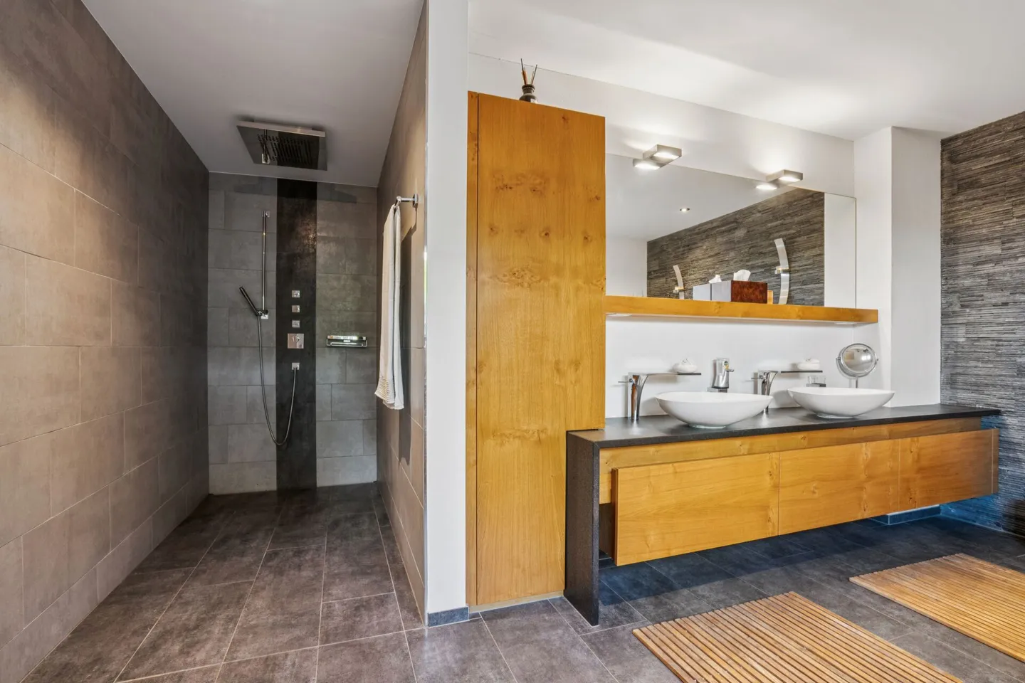 Villa familiare esclusiva con appartamento separato e vista lago - Foto 16 di 35