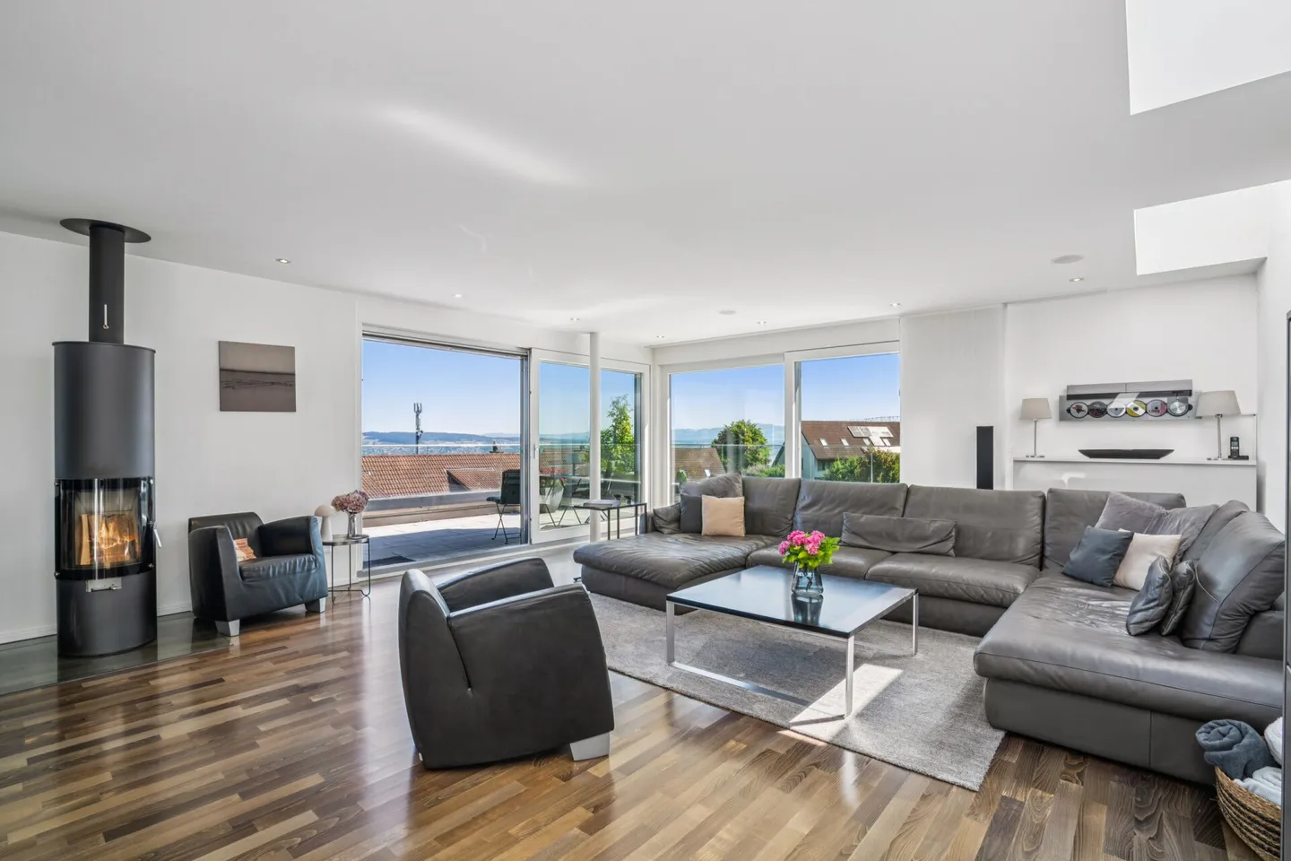 Villa familiare esclusiva con appartamento separato e vista lago - Foto 25 di 35