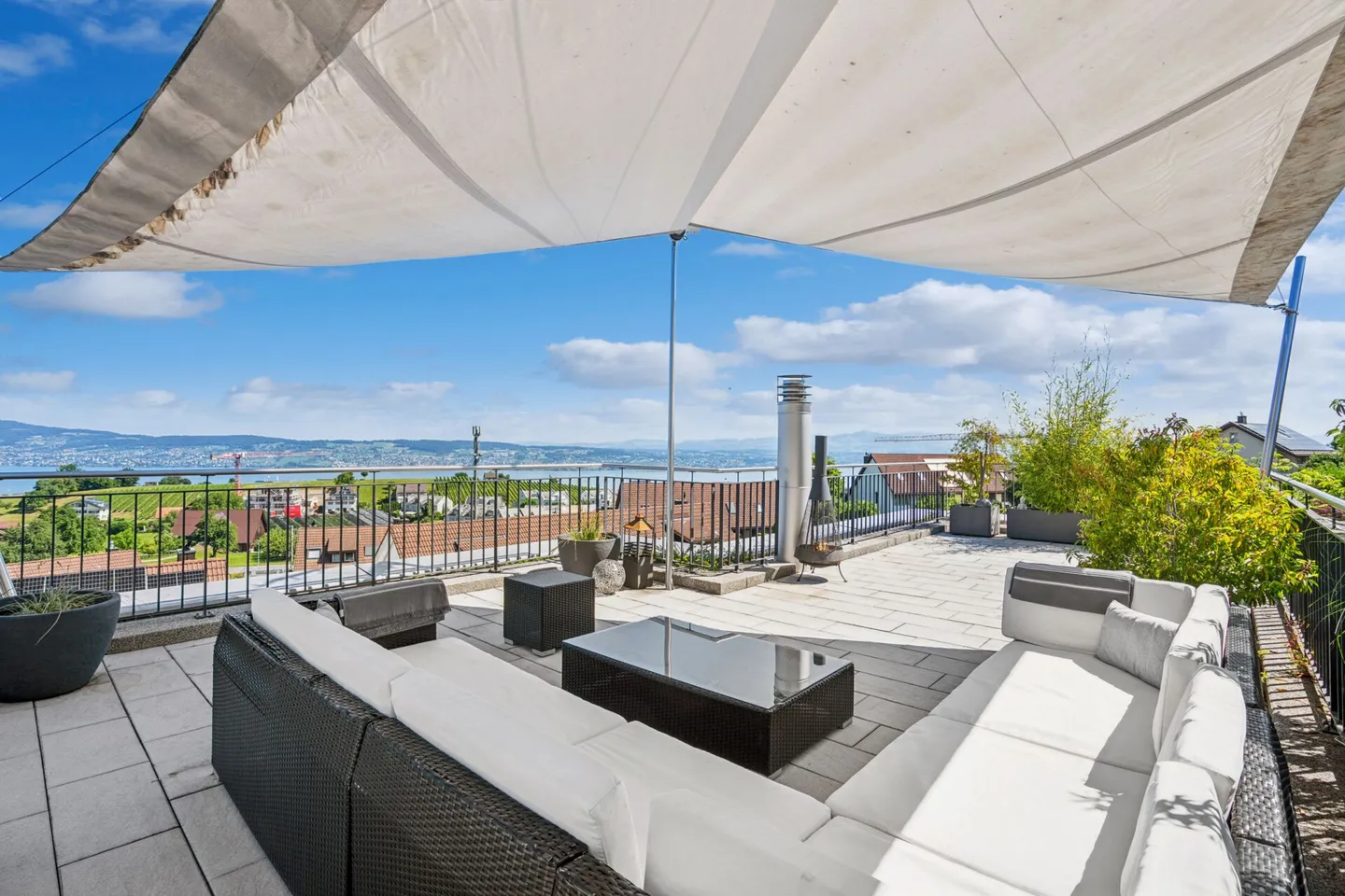 Villa familiare esclusiva con appartamento separato e vista lago - Foto 35 di 35