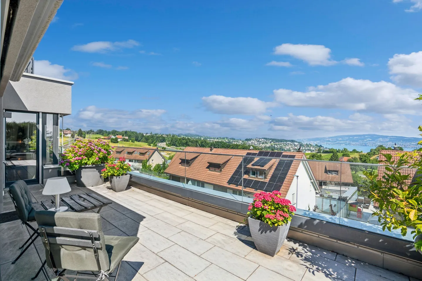 Villa familiare esclusiva con appartamento separato e vista lago - Foto 27 di 35