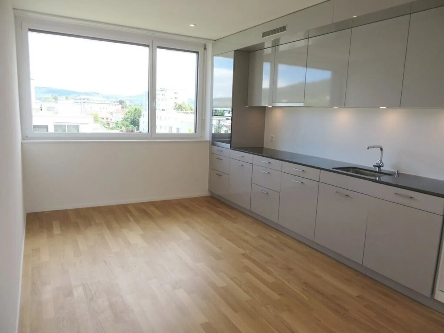 Vita moderna con un ampio balcone - Foto 3 di 6