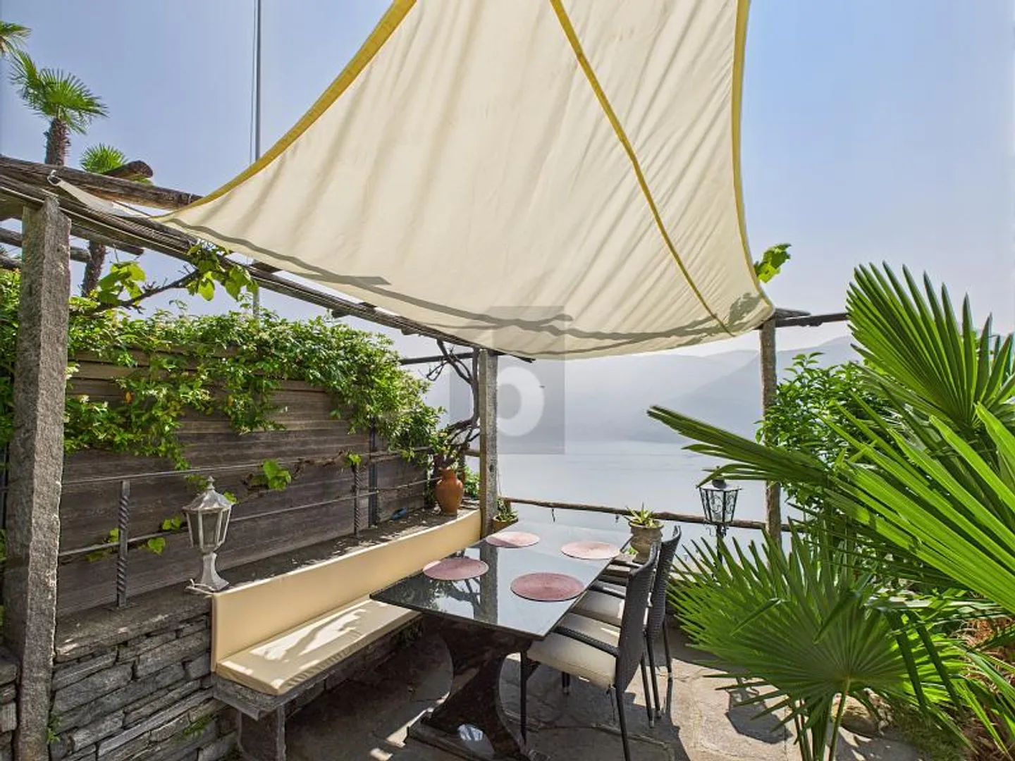 Proprietà elegante con giardino e vista mozzafiato sul lago - Foto 2 di 6