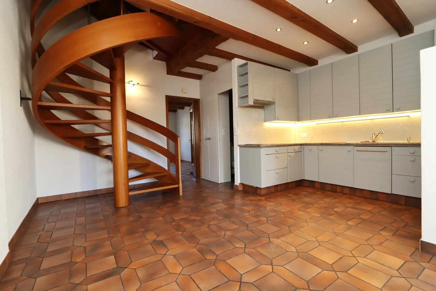 Appartamento triplex unico di 6 stanze incluso galleria in affitto - Foto 3 di 19