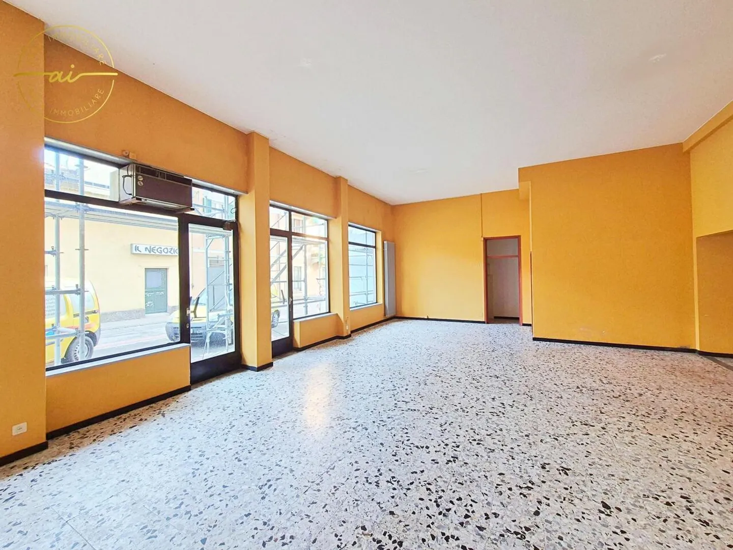 ESPACE COMMERCIAL AVEC VITRINE DANS UNE ZONE CENTRALE - Photo 1 sur 4