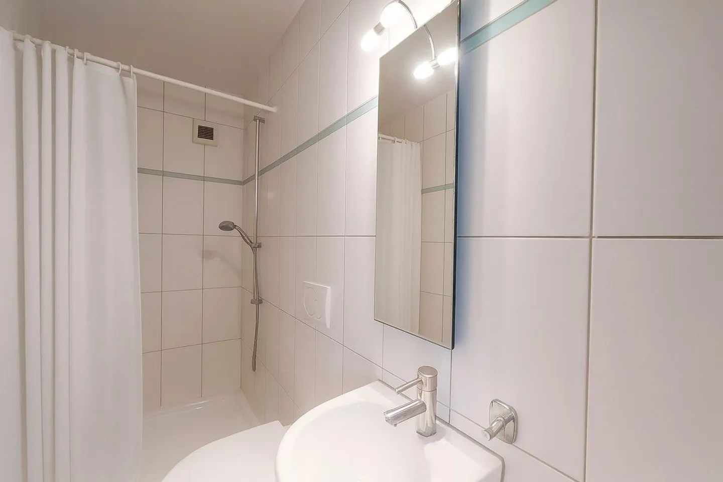 Charming Semi-Detached Villa - Photo 9 of 12