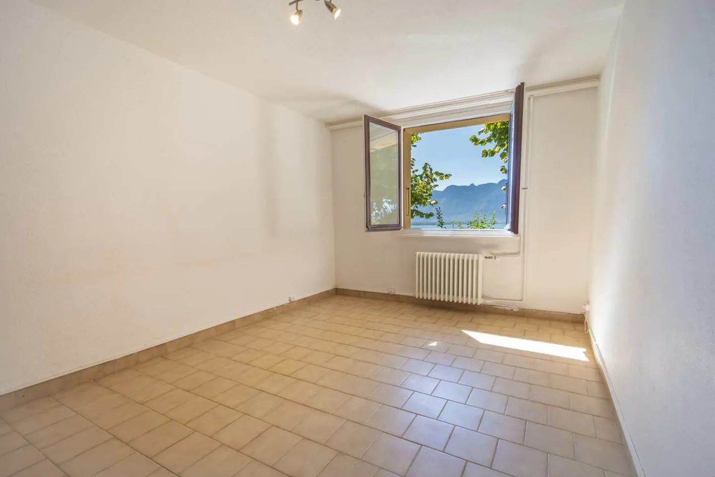 VILLA CON 3 APPARTAMENTI - VISTA LAGO IMPRENDIBILE - BENI RARI - ESCLUSIVITÀ - Foto 10 di 12