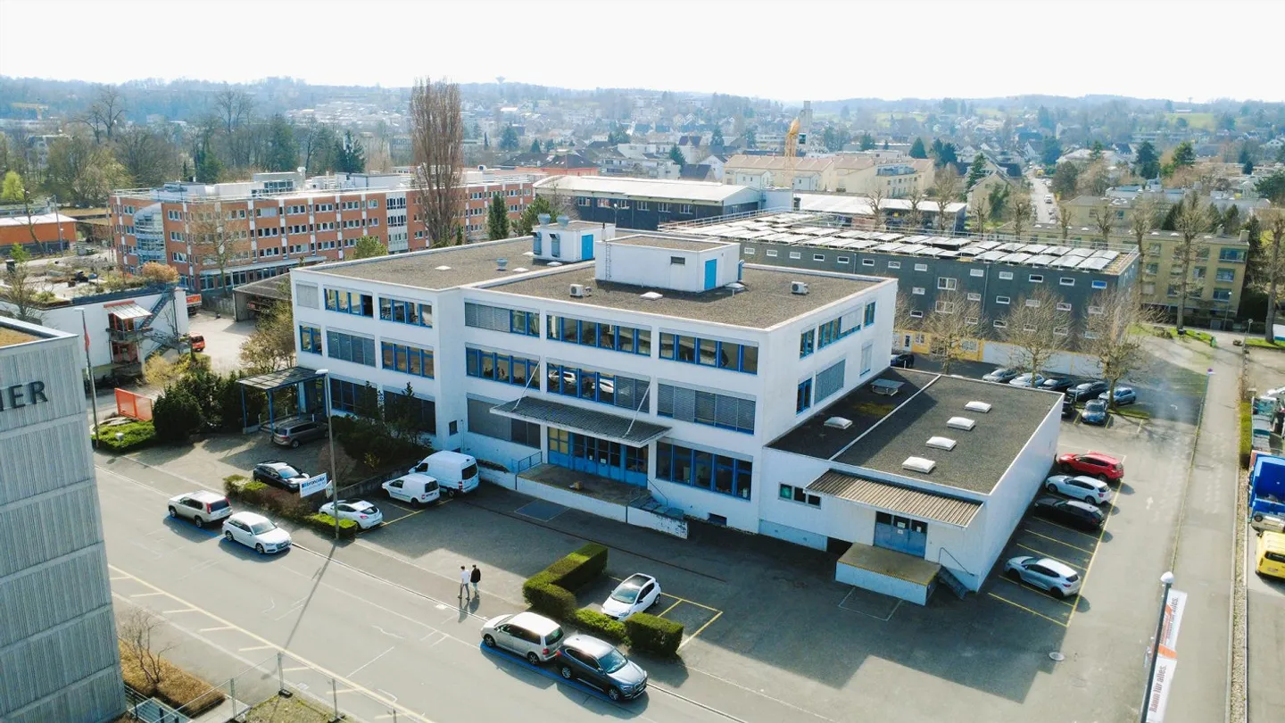 Gewerbegebäude mit rund 4’000 m² Nutzfläche im Bachgraben - Photo 1 of 7