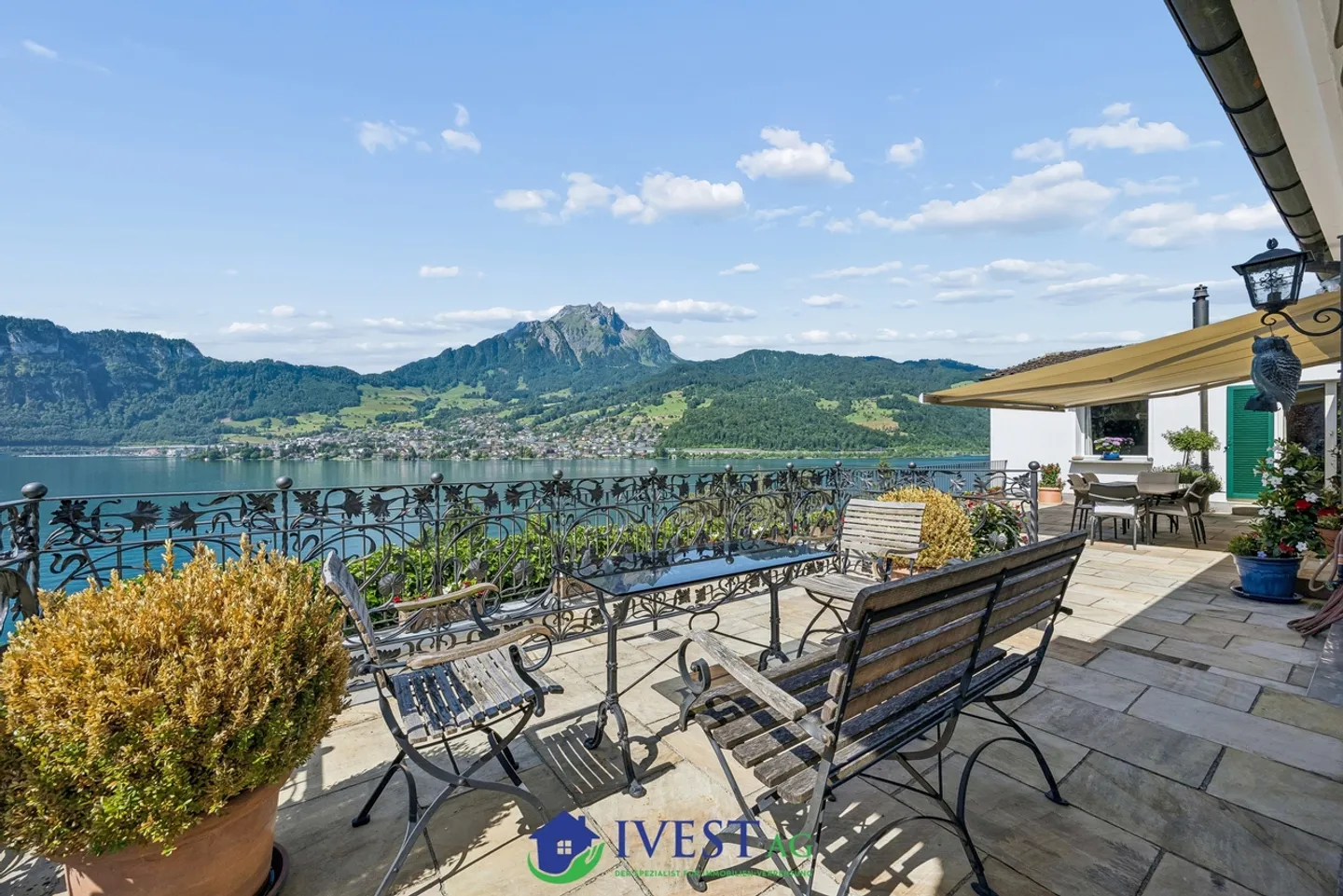 Exclusive Family Home with Lake View - Photo 4 of 39