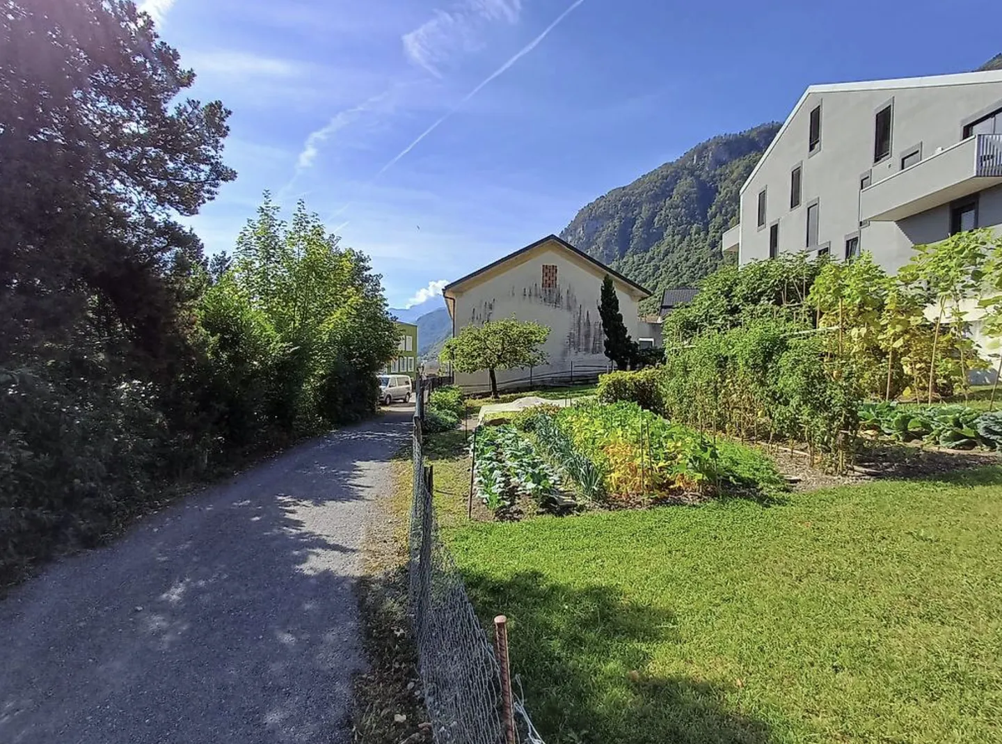 Buildable land of 1823 m2 and building for sale in the municipality of Vouvr - Photo 1 of 4