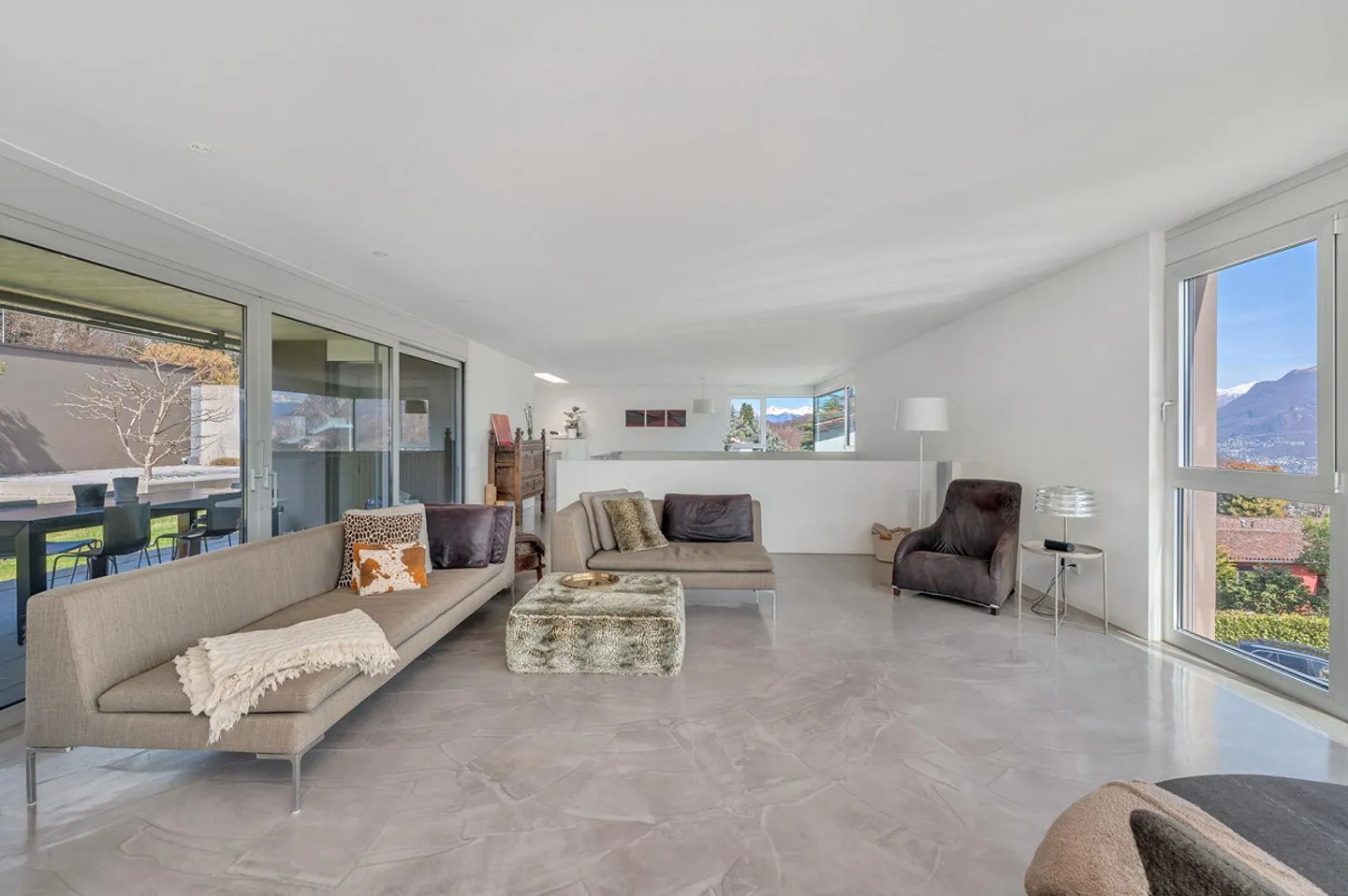 EXCLUSIVE DESIGNER VILLA WITH LAKE VIEW AND ABSOLUTE PRIVACY | ESCL... - Foto 5 von 15