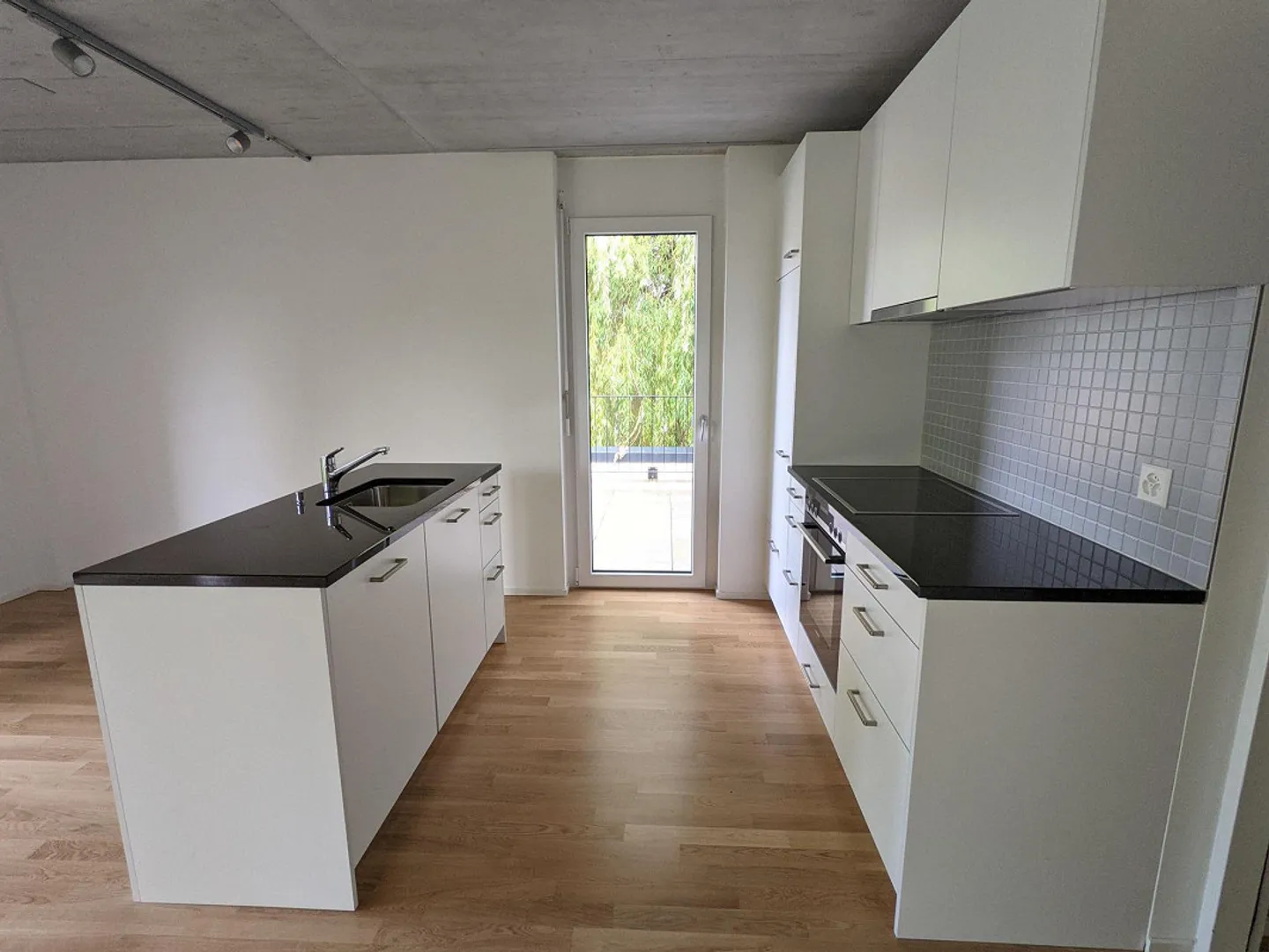 Top modern 3.5-room apartment with washing tower + terrace - Photo 2 of 12