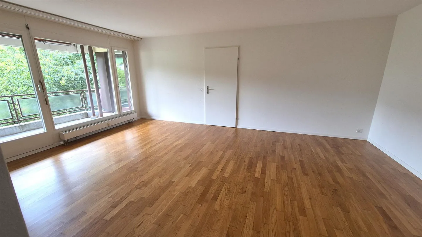Geräumige Wohnung mit grossem Sitzplatz - Foto 2 von 11