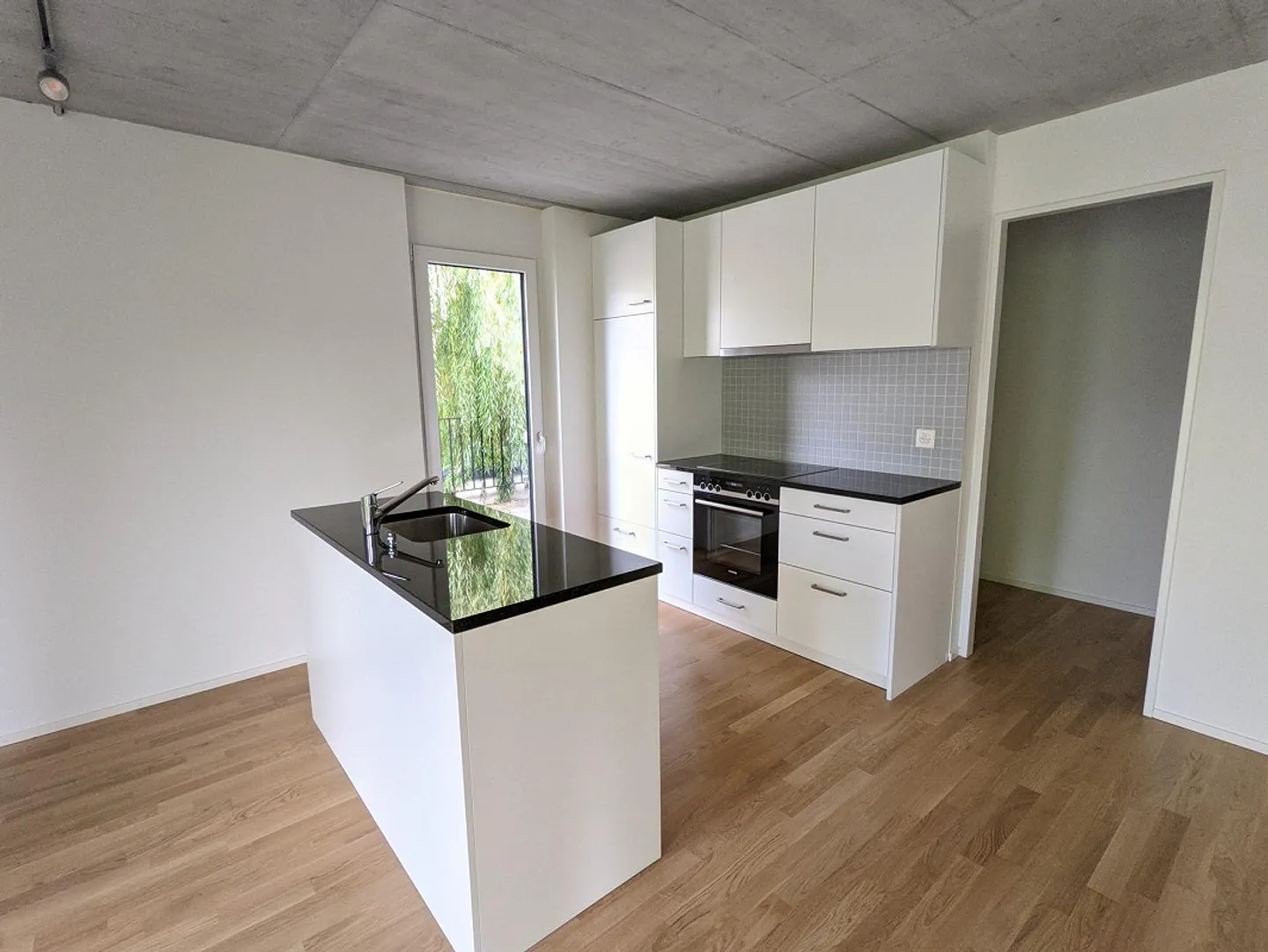 Top modern 3.5-room apartment with washing tower + terrace - Photo 1 of 12