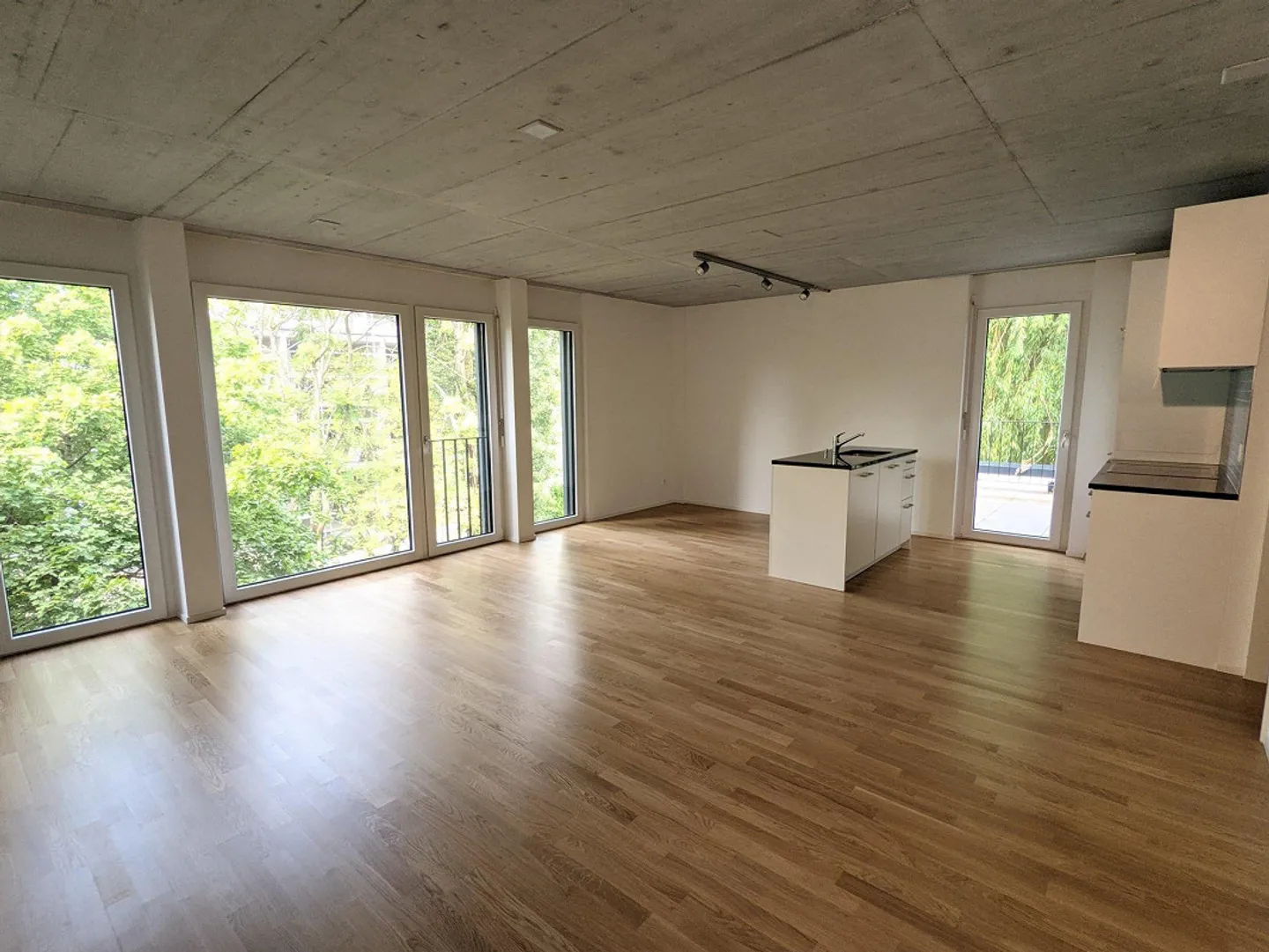 Top modern 3.5-room apartment with washing tower + terrace - Photo 3 of 12