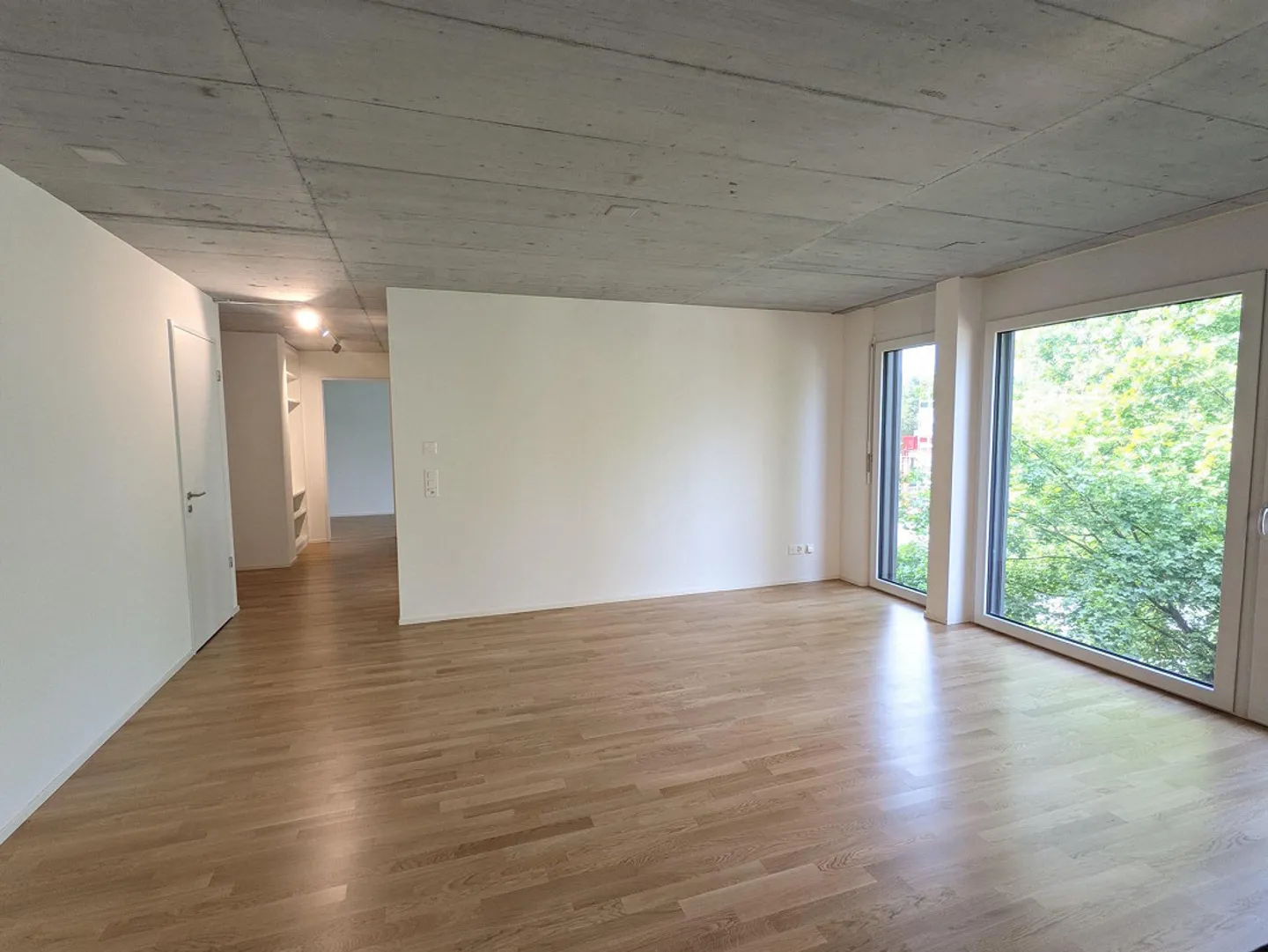 Top modern 3.5-room apartment with washing tower + terrace - Photo 4 of 12
