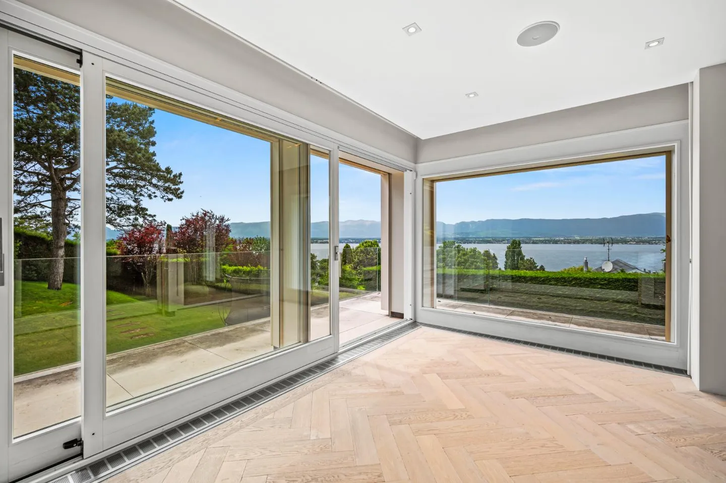 ANIERES - Magnificent villa with panoramic lake view - Photo 3 of 30