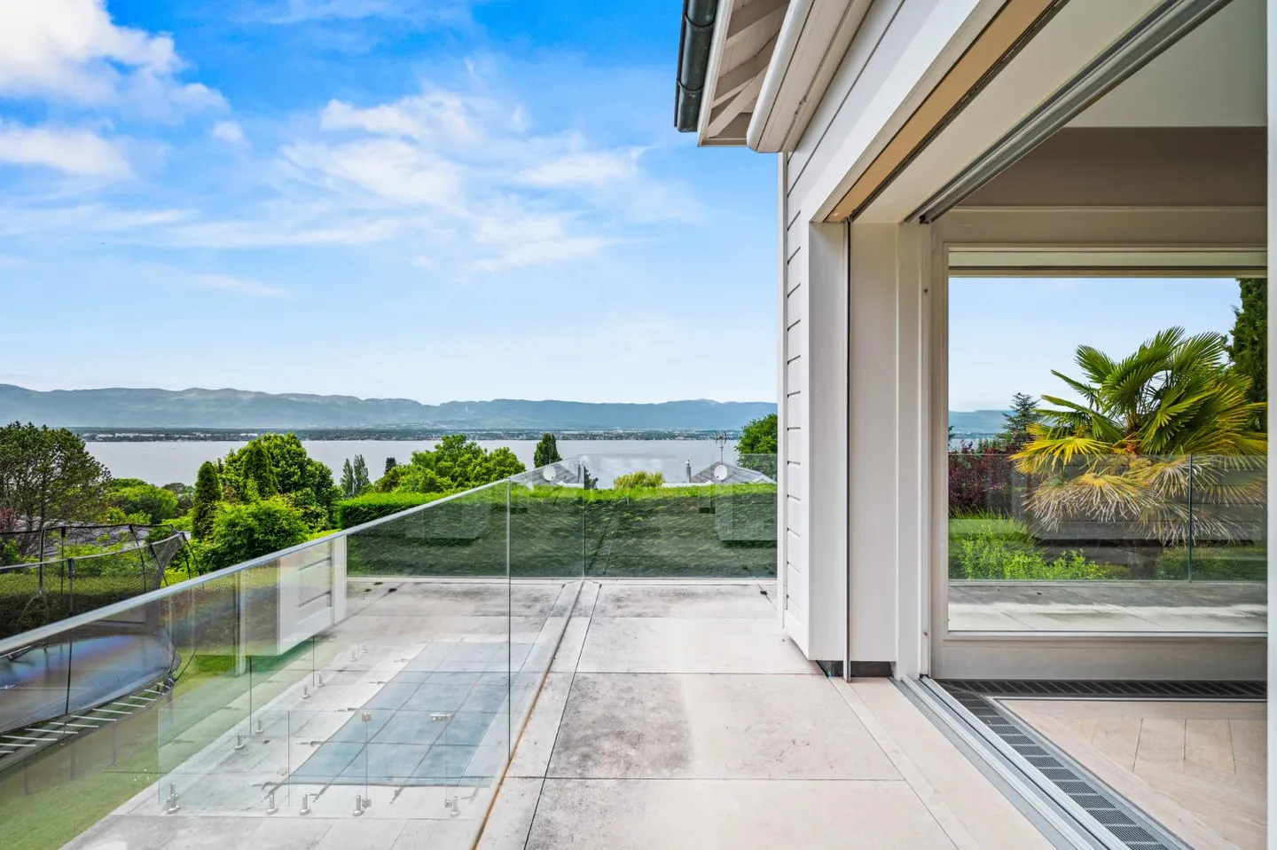 ANIERES - Magnificent villa with panoramic lake view - Photo 4 of 30