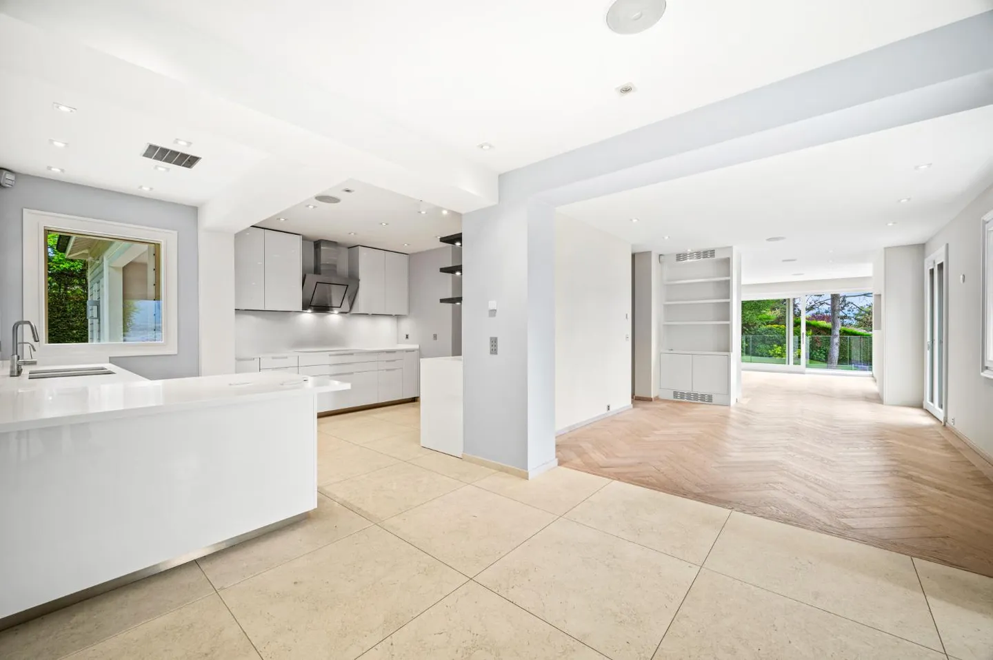 ANIERES - Magnificent villa with panoramic lake view - Photo 10 of 30