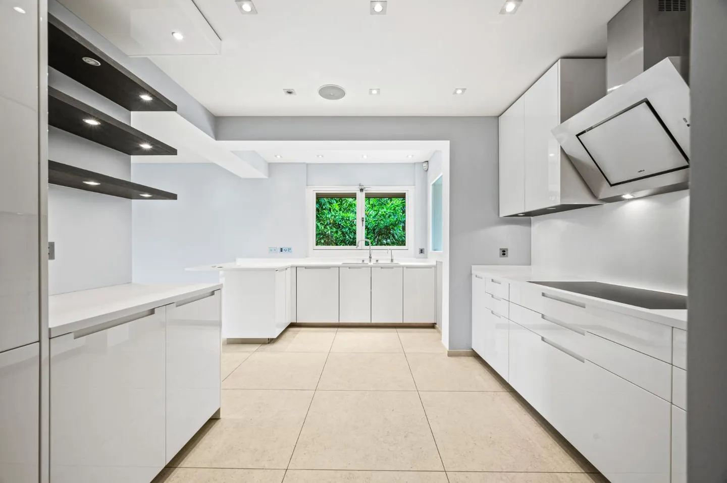 ANIERES - Magnificent villa with panoramic lake view - Photo 11 of 30