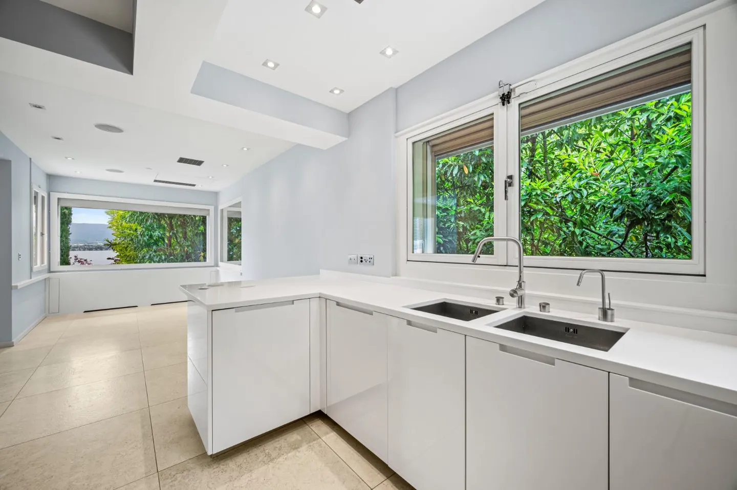 ANIERES - Magnificent villa with panoramic lake view - Photo 12 of 30