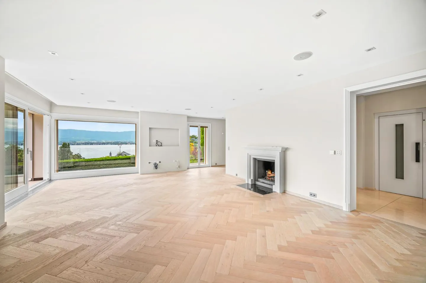 ANIERES - Magnificent villa with panoramic lake view - Photo 6 of 30