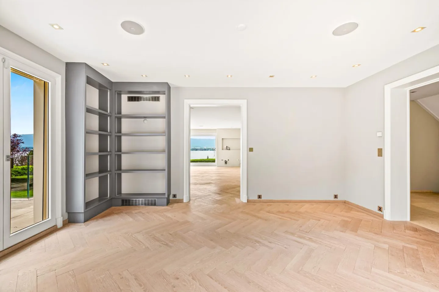 ANIERES - Magnificent villa with panoramic lake view - Photo 7 of 30