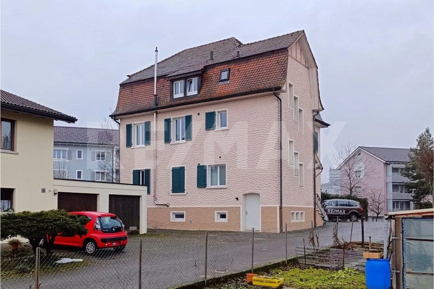 Maison multifamiliale avec 3 appartements attrayants - Photo 2 sur 10