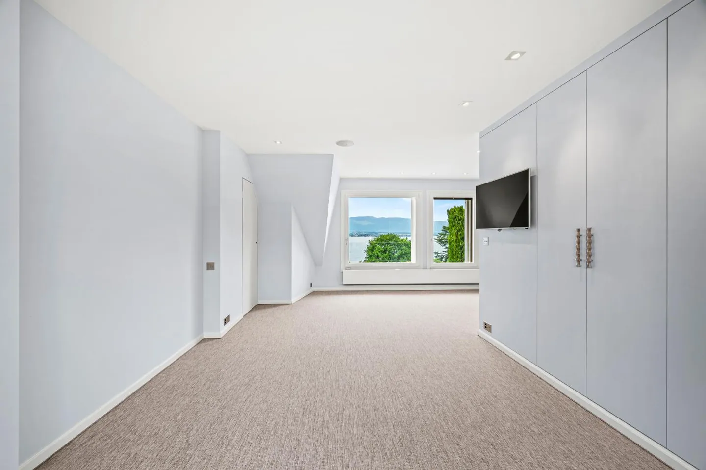 ANIERES - Magnificent villa with panoramic lake view - Photo 22 of 30